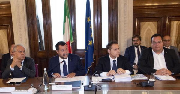 Di Maio non sa con chi prendersela per Siri al tavolo della Lega e se la prende con i sindacati