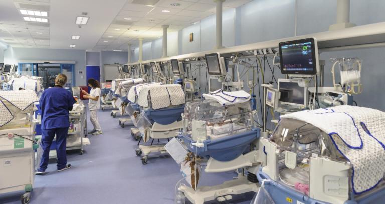 I dati Istat: gli italiani non fanno più figli e scelgono di migrare all’estero per necessità