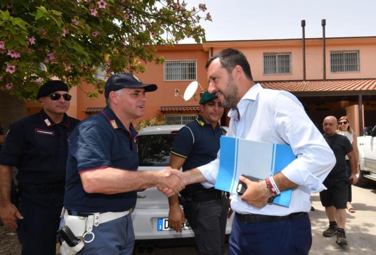 Salvini manda via i migranti dal Cara di Mineo, ma chiede di ospitare i 117 cani della struttura