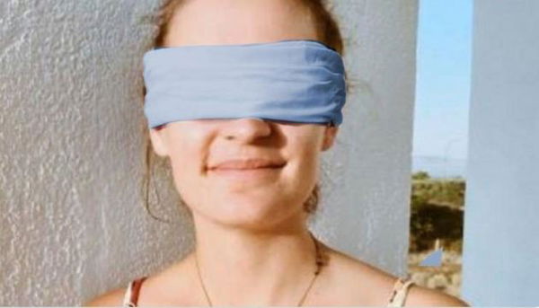 La bufala di Carola Rackete che chiede solidarietà per l’americano bendato