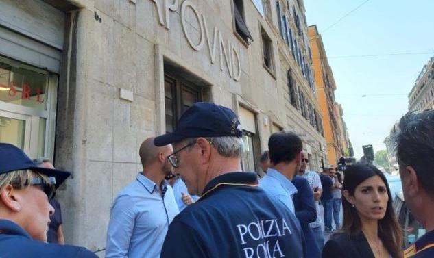 Virginia Raggi notifica il provvedimento per rimuovere la scritta ‘CasaPound’. Loro rispondono: «Pensi alla spazzatura»