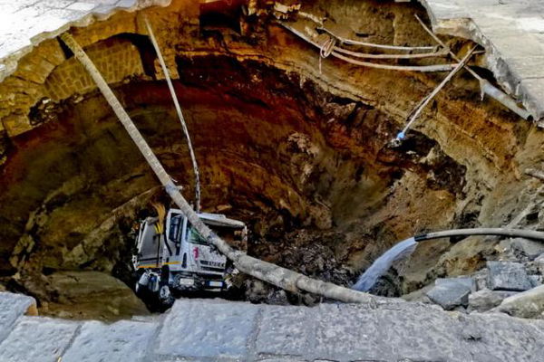 Casoria, camion dei rifiuti inghiottito da una voragine enorme