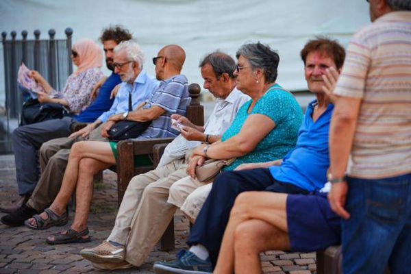 L’Italia «è un Paese per vecchi»: in dieci anni sono raddoppiati gli over 100