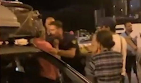 Civitavecchia, poliziotto perde il controllo e minaccia con una pistola una famiglia tunisina | VIDEO