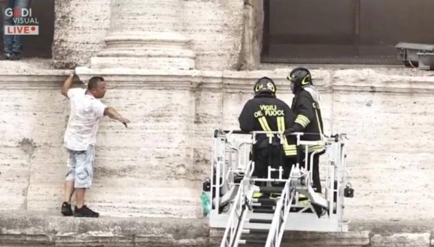 offese uomo Colosseo