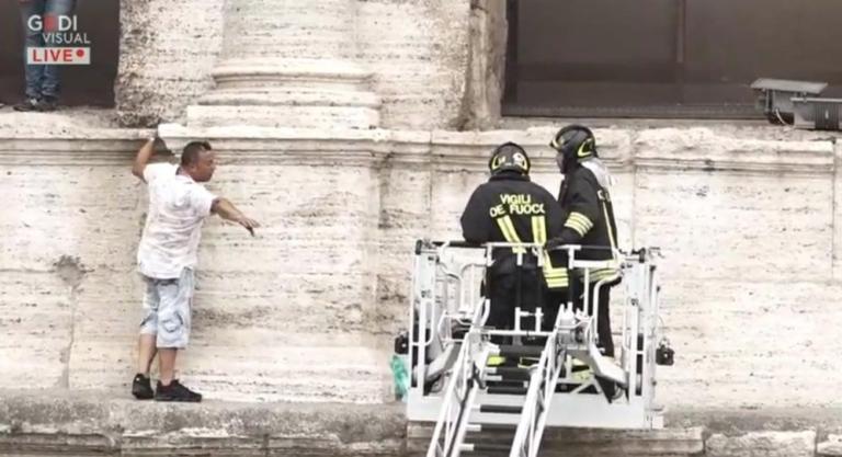 Uomo minaccia di lanciarsi dal Colosseo, il coro vergognoso: «Salto, salto, salto» | VIDEO