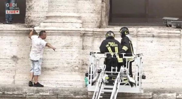 Uomo minaccia di lanciarsi dal Colosseo, i commenti vergognosi sui social | VIDEO