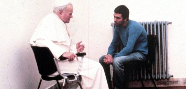 Ali Agca, l’uomo che sparò a Giovanni Paolo secondo, dice: «Emanuela Orlandi è viva e sta bene»