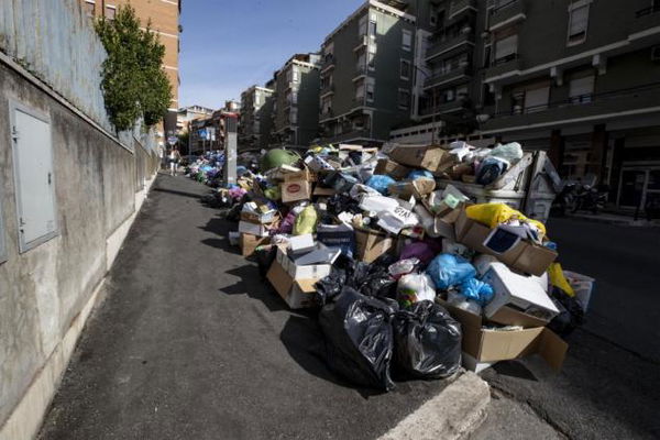 L’Ama scrive ai romani: «Fate meno rifiuti»