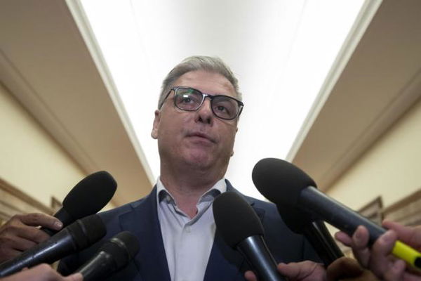 Federico Mollicone di Fratelli d’Italia è contro le spalle scoperte delle deputate