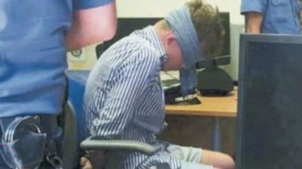 La foto di Hjorth bendato diffusa per vendetta contro chi ruppe l’omertà sul caso Cucchi?