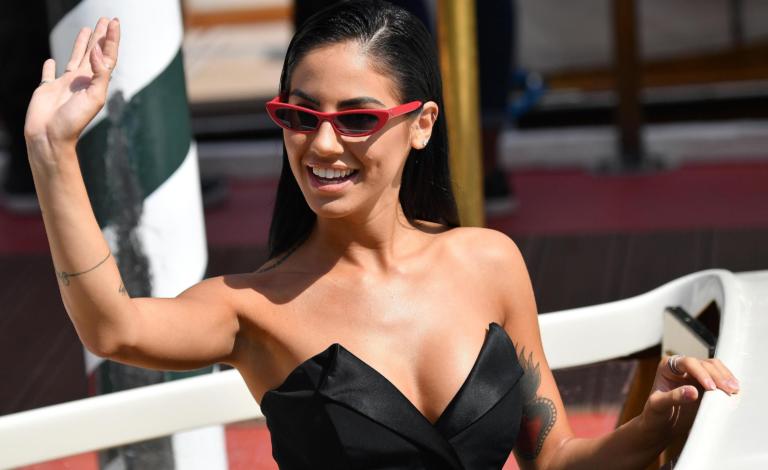 Giulia De Lellis scrive un libro: «Le corna stanno bene su tutto. Ma io stavo meglio senza»