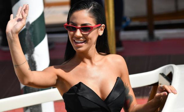 Giulia De Lellis scrive un libro: «Le corna stanno bene su tutto. Ma io stavo meglio senza»