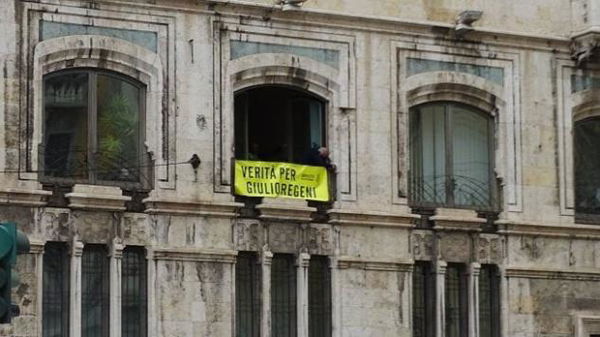 Cagliari, rimosso lo striscione ‘Verità per Giulio Regeni’ dal Palazzo del Comune. Il sindaco: «Non siamo allo stadio»