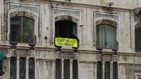 Cagliari, rimosso lo striscione ‘Verità per Giulio Regeni’ dal Palazzo del Comune. Il sindaco: «Non siamo allo stadio» article-post