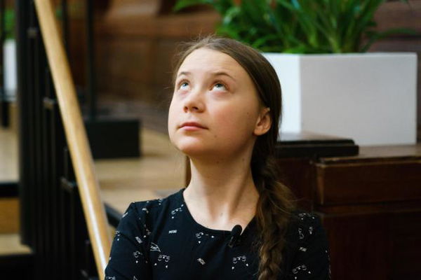 Francia, arriva la ‘Greta-tax’: rincari sui biglietti aerei fino a 18 euro