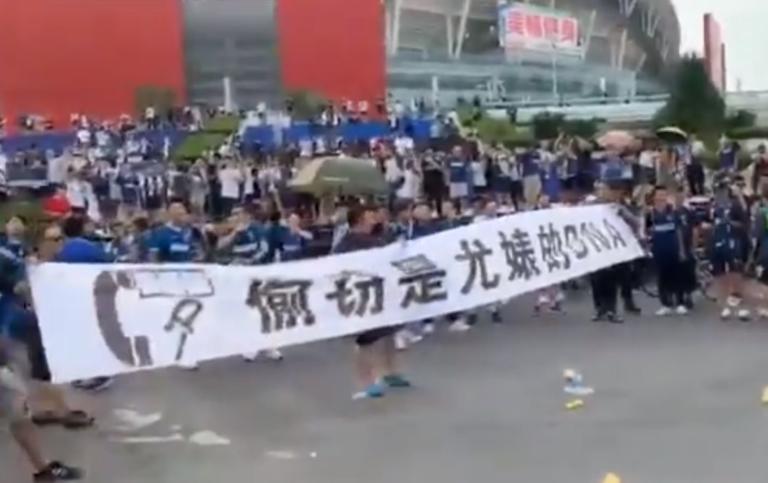 Juve-Inter a Nanchino: i tifosi nerazzurri con lo striscione «Rubare è nel loro DNA» e scoppia la bagarre