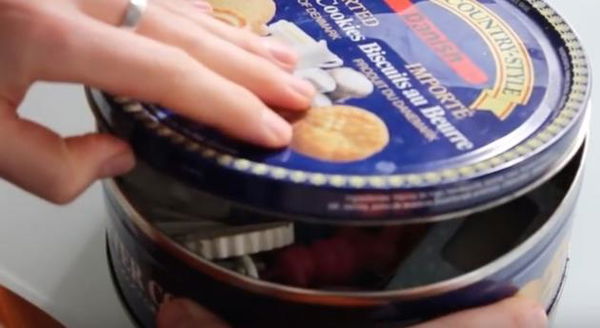 I biscotti danesi in scatola (quella che poi diventa custodia per ago e filo) passano alla Ferrero