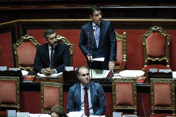 Conte arriva al Senato e il Movimento 5 Stelle abbandona l’Aula. Il Pd, invece, lancia la sfiducia a Salvini