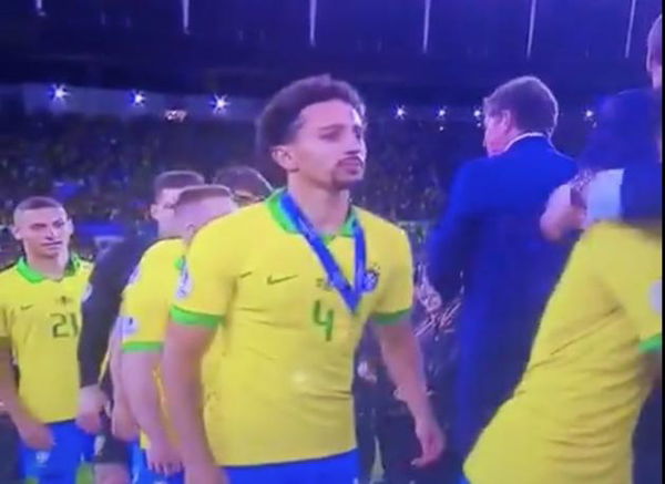La bufala di Marquinhos che non ha salutato Bolsonaro alla premiazione del Brasile