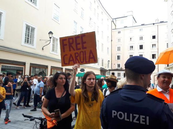 Salisburgo, manifestanti chiedono a Mattarella la libertà per Carola Rackete