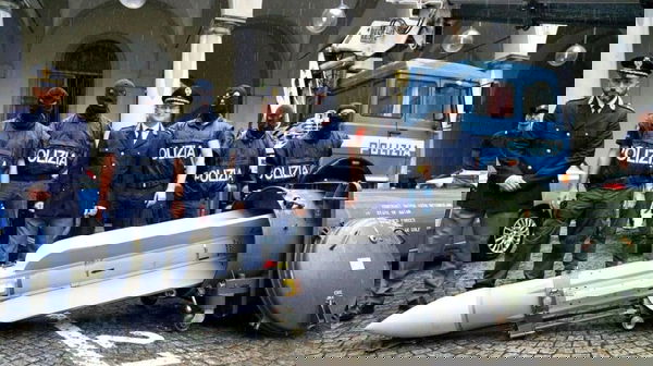 Salvini: «Neonazisti scoperti in seguito a segnalazione di un attentato contro di me». Ma la Procura smentisce