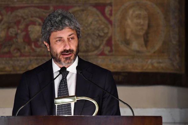 Roberto Fico: «I flussi migratori non si gestiscono con i muri»