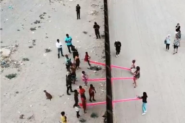 Un’altalena ha abbattuto il muro tra USA e Messico