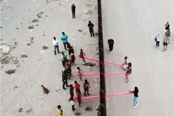 Un’altalena ha abbattuto il muro tra USA e Messico