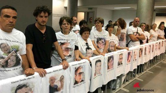 Hotel Rigopiano, al via l’udienza: i parenti in tribunale con i volti delle vittime sulle magliette article-post