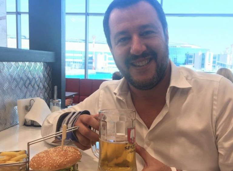 Lo «spuntino dietetico» con hamburger e birra che ha ‘tradito’ Salvini sulla sua partenza da Mosca