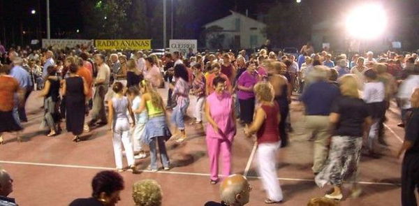 Cagliari, genitori si ubriacano a una sagra e dimenticano il figlio di un anno in piazza: denunciati