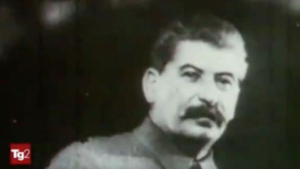 Il servizio del Tg2 sui 20mila rubli in arance per l’Unità e sull’oro di Filippo il Macedone per gli avversari di Demostene