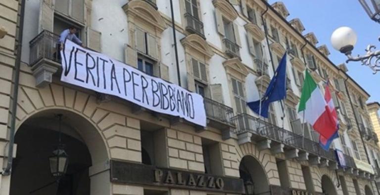 Lo striscione «Verità per Bibbiano» accanto a quello «Verità per Giulio Regeni» non ha senso