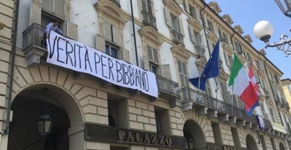 Lo striscione «Verità per Bibbiano» accanto a quello «Verità per Giulio Regeni» non ha senso