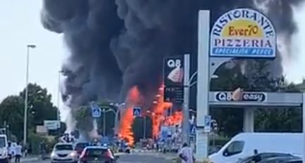 Vicenza, panico per un vasto incendio in una fabbrica di vernici | VIDEO article-post