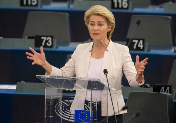 Nel suo discorso all’Europarlamento von der Leyen dice che è «un dovere salvare vite in mare»