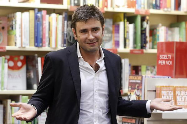 Alessandro Di Battista è «annoiato» dalle Ong: «In Italia ci sono altri problemi»