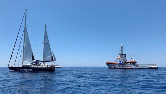 La barca a vela Alex di Mediterranea salva dei migranti e viene inseguita da una motovedetta libica