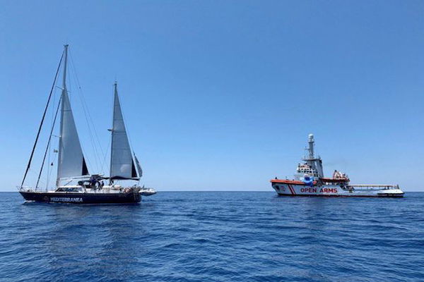 La barca a vela Alex di Mediterranea salva dei migranti e viene inseguita da una motovedetta libica