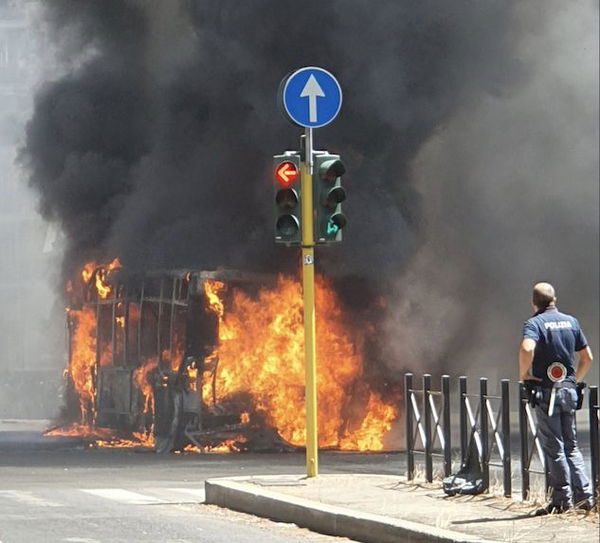 Autobus in fiamme a Roma, panico sulla Via Appia Nuova