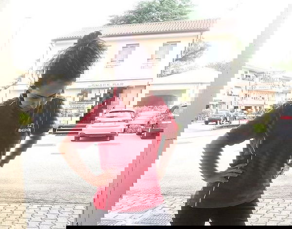 Treviso, benzinaia aggredita e insultata mentre nessuno interviene: «Tornatene in Marocco»