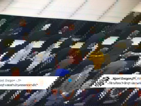 Il Brexit Party si gira di spalle durante l’inno europeo a Strasburgo