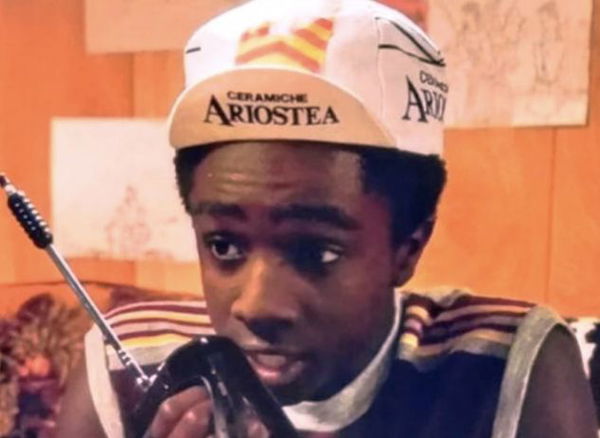 Stranger Things, perché sul capello di Lucas c’è scritto “Ceramiche Ariostea”?