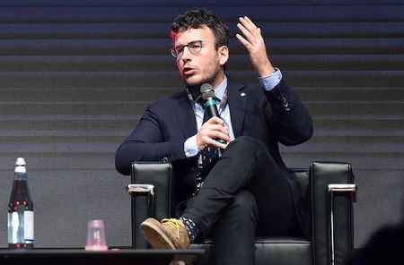 Diego Fusaro twitta contro Carola Rackete, ma gli si ritorce contro: «Tu facevi i trenini in mutande» article-post