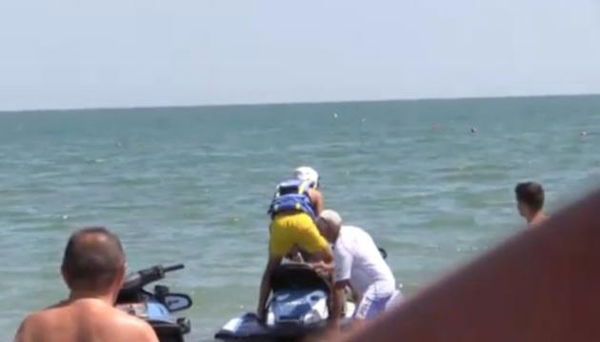 Due persone vietano le riprese del figlio di Salvini sulla moto d’acqua della Polizia