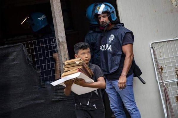 La foto del bambino con i libri nello sgombero: «Aspettiamo quelle sui bambini di Bibbiano»