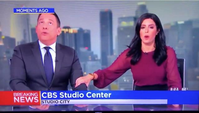 California, giornalisti della CBS si tengono per mano e si rifugiano sotto al desk | VIDEO article-post