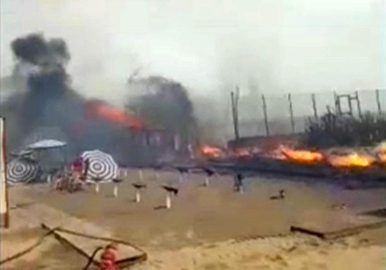 Sicilia, mare e fiamme: bagnanti in fuga sui gommoni