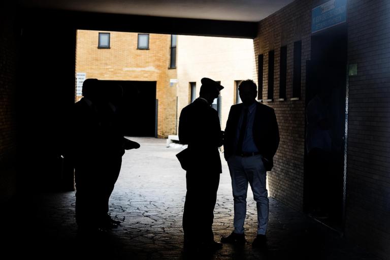 Le leggi violate dalla foto dell’indagato bendato e i rischi sull’indagine